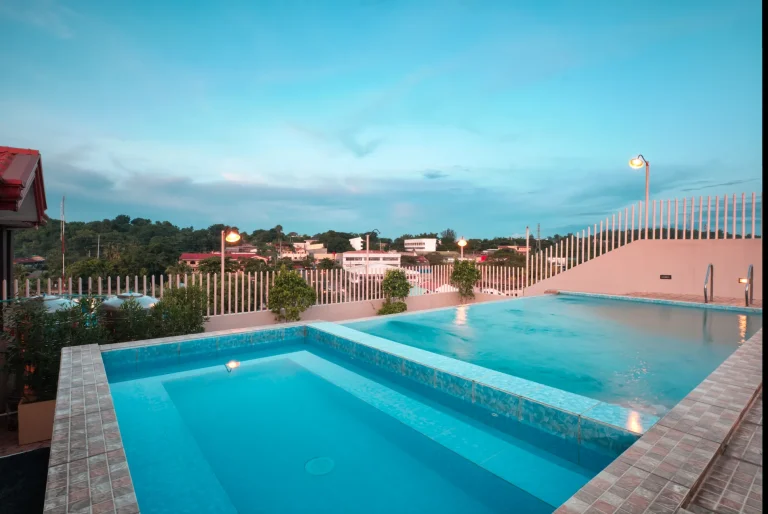 Roof deck pool (19)